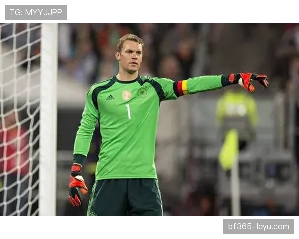 诺伊尔状态回暖，巅峰对决布冯再演门将传奇