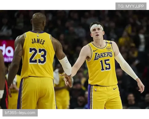 里夫斯与詹姆斯挡拆拉开空位，替补时更高效