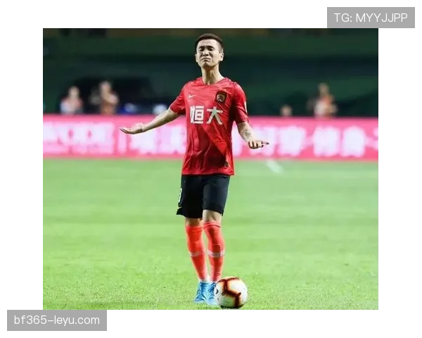 看到韦世豪这身随便一件都比我整个月工资夸张，我要笑出声